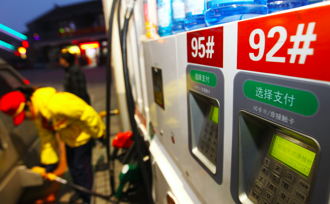 今年第十涨！油价进入“10元”时代，燃油车已经进入退市倒计时？