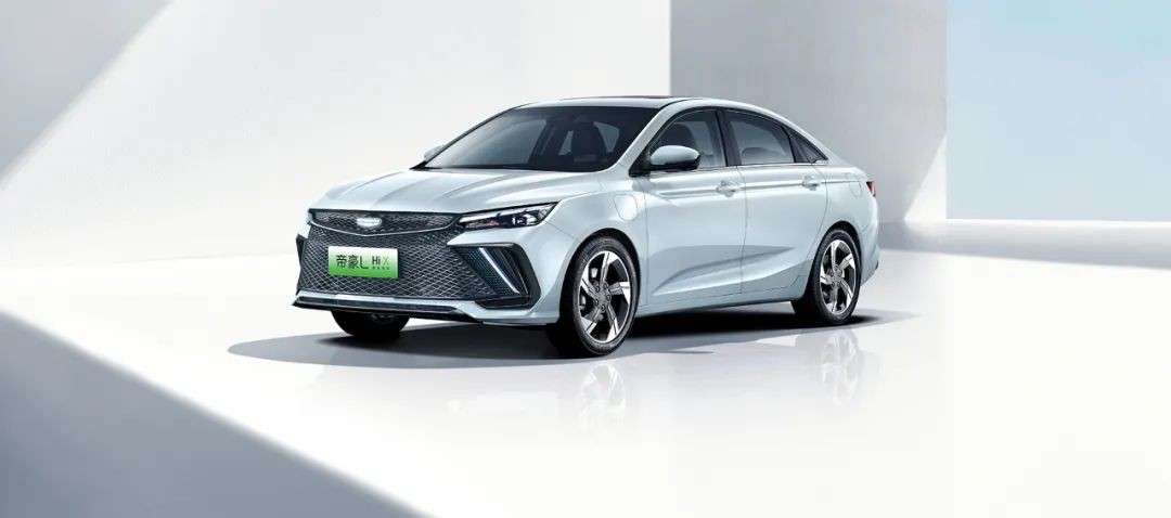 3.8L亏电油耗、6.9s百公里加速,1300km续航,吉利混动家轿放大招