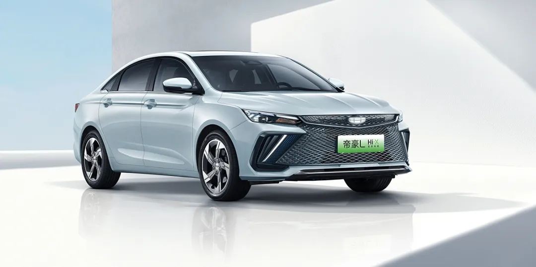 3.8L亏电油耗、6.9s百公里加速,1300km续航,吉利混动家轿放大招