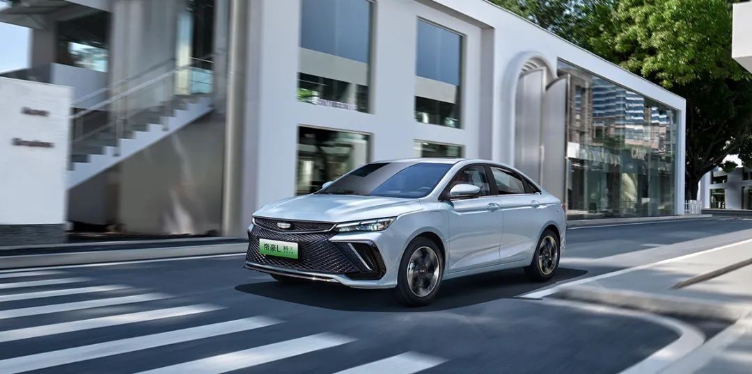 3.8L亏电油耗、6.9s百公里加速,1300km续航,吉利混动家轿放大招