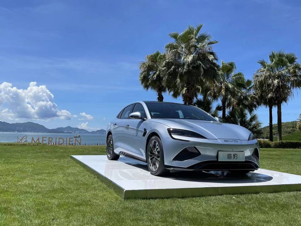 预售订单破11万,实力不输特斯拉Model3,比亚迪海豹真“爆”了!