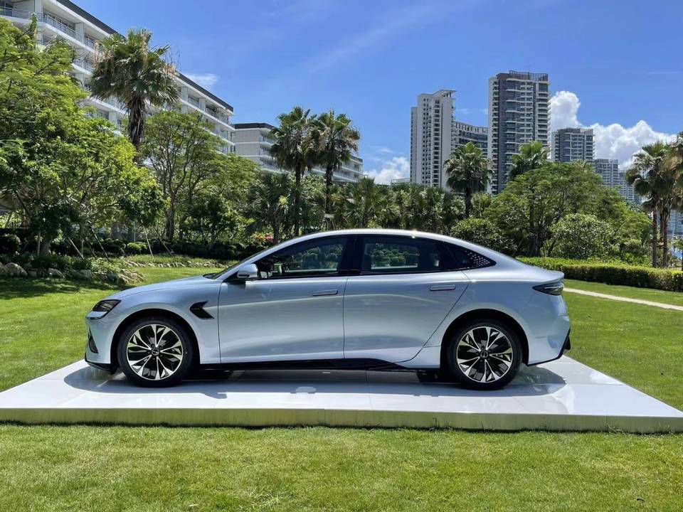 预售订单破11万,实力不输特斯拉Model3,比亚迪海豹真“爆”了!