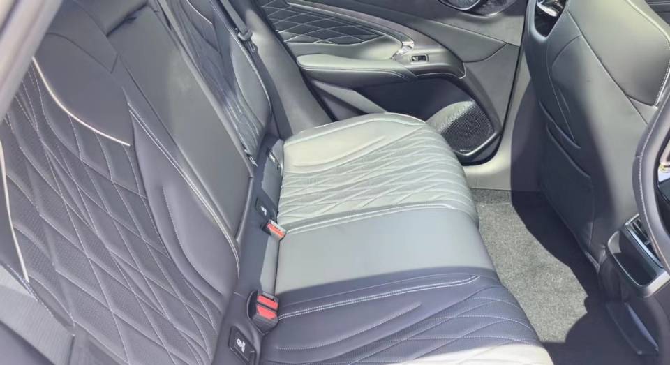 预售订单破11万,实力不输特斯拉Model3,比亚迪海豹真“爆”了!