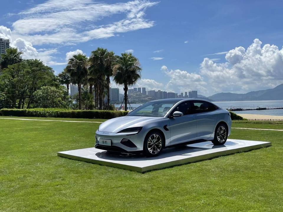 预售订单破11万,实力不输特斯拉Model3,比亚迪海豹真“爆”了!