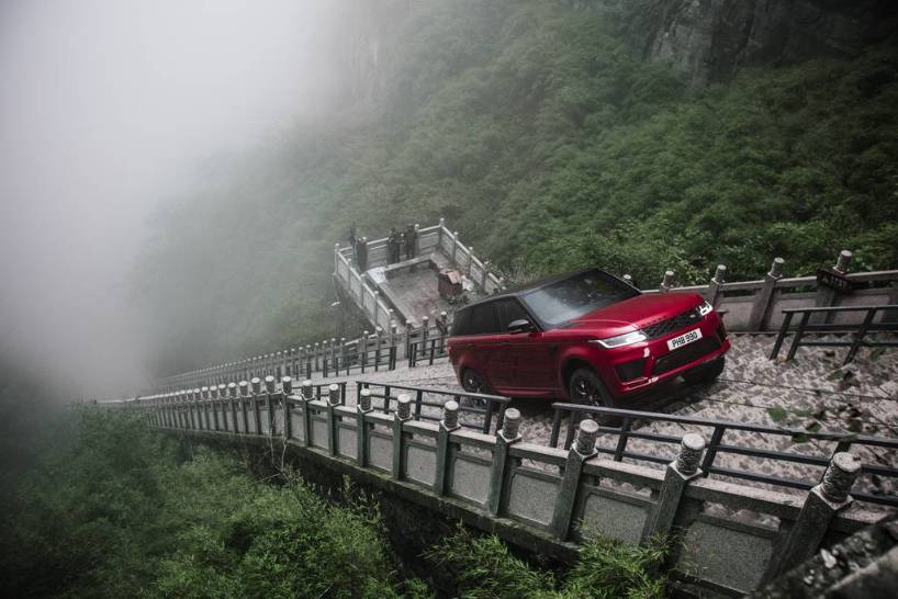 5.路虎揽胜运动版成功挑战天门山.jpg