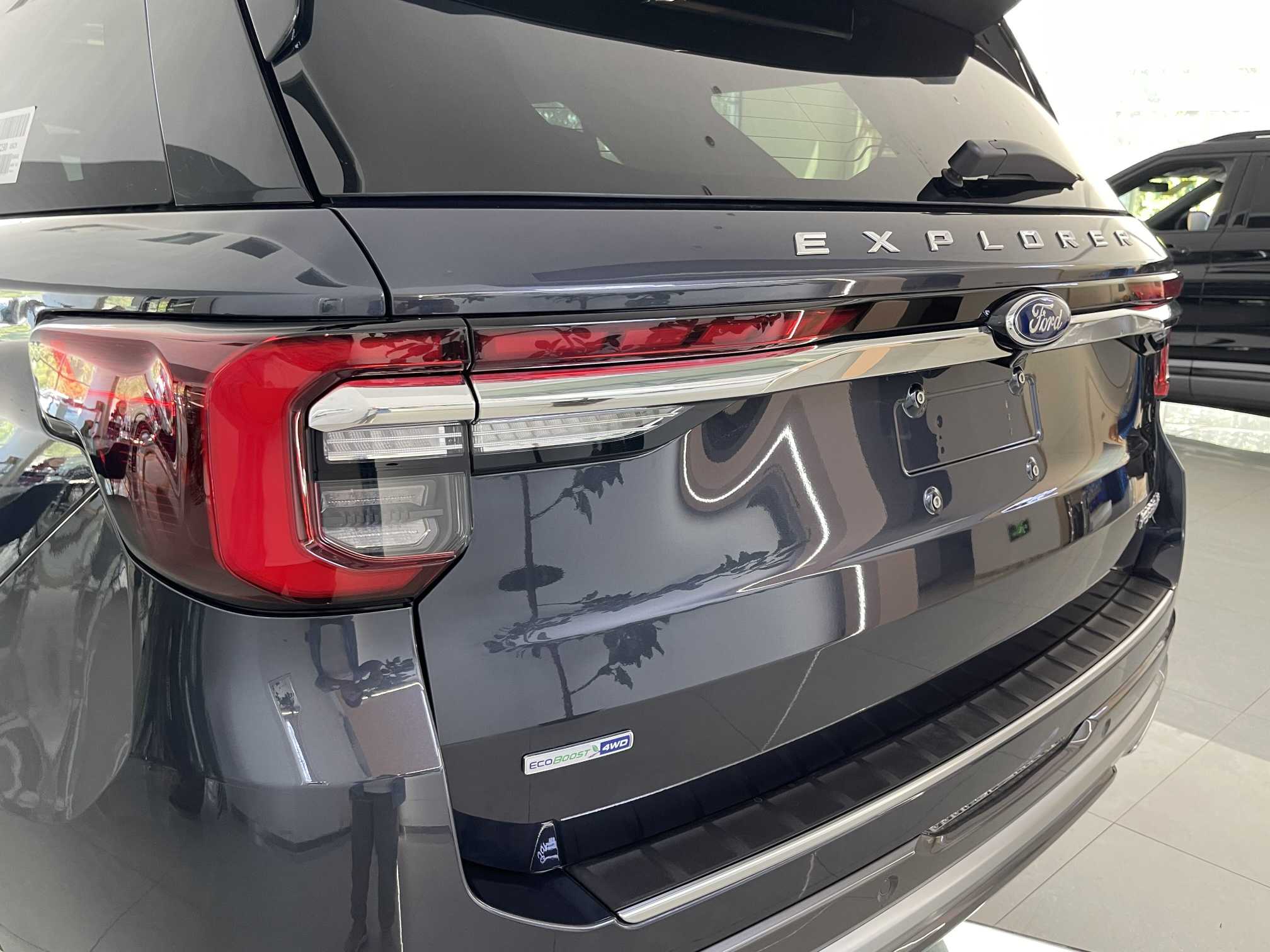 视觉效果;熏黑的"explorer"字样和更加硬朗的镀铬扁平造型排气布局