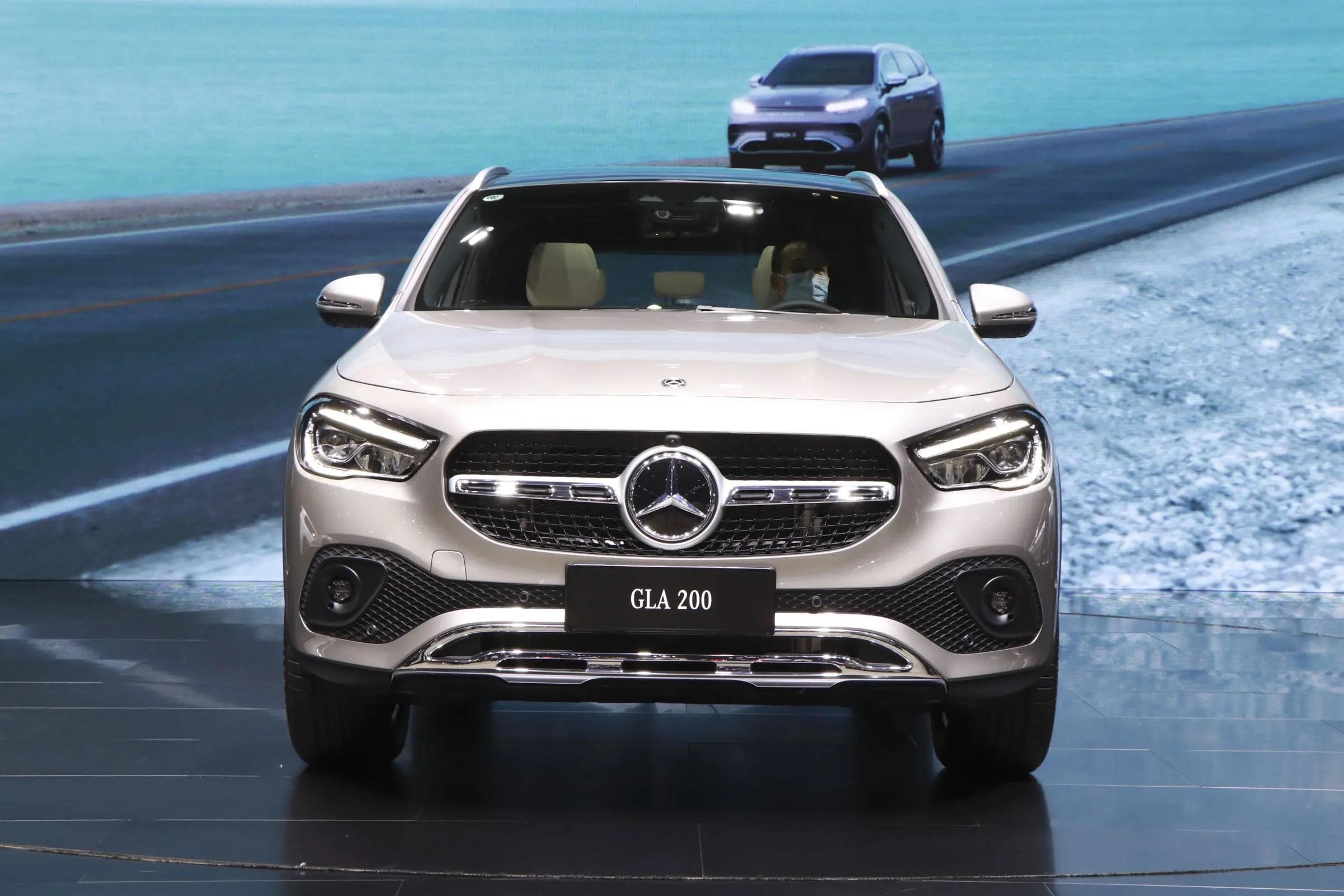 为了提升新能源车的销量,前两年奔驰和吉利达成