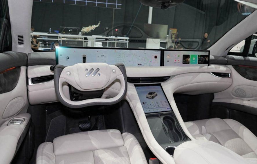 0智能座舱和popo sofa云感座椅,匹配42英寸独立升降的巨幅屏幕;同时